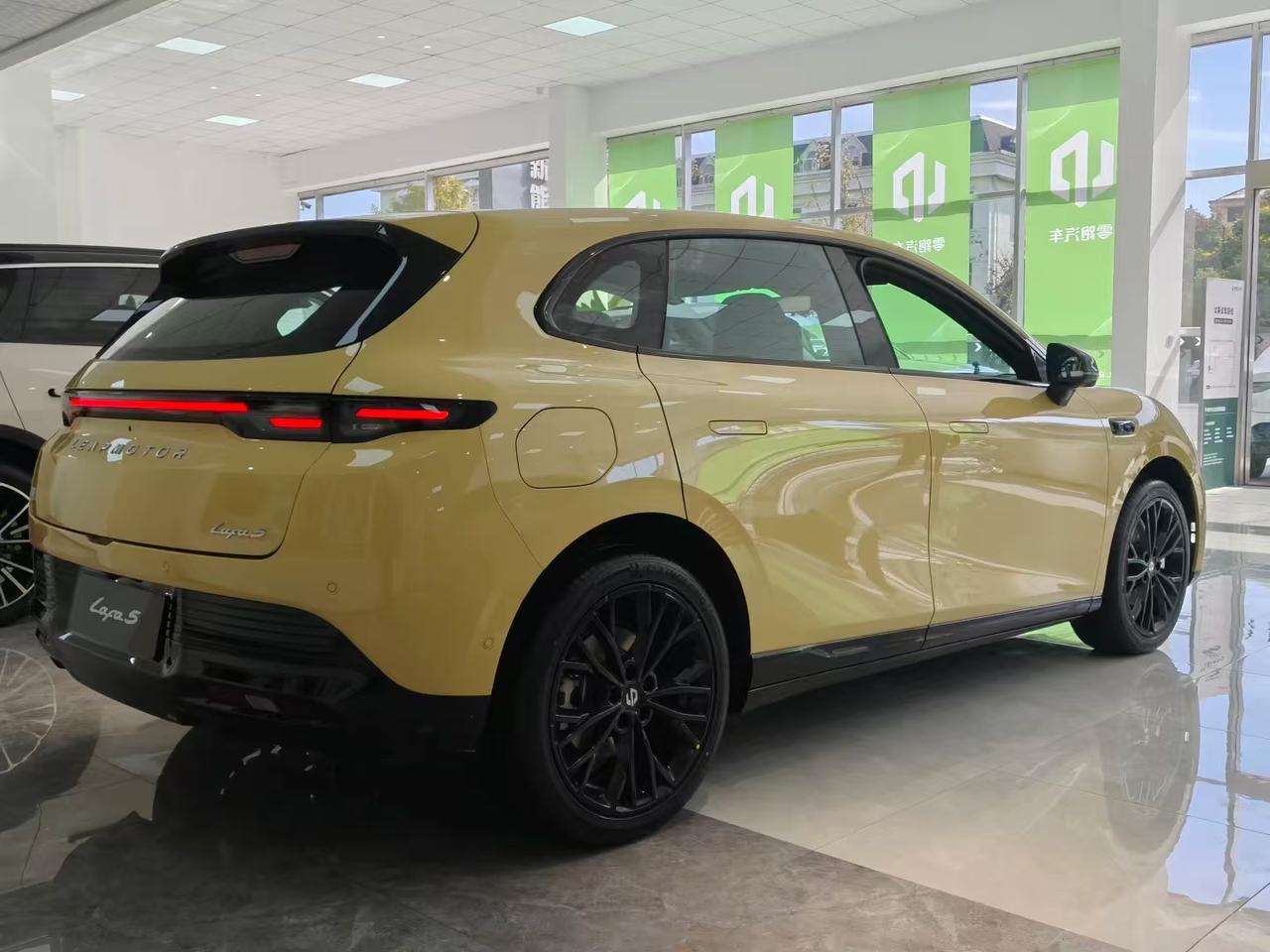 朋友买了海豹06GT，我觉得一点也不适合二十来岁的年轻人，外观造型和内饰设计上都