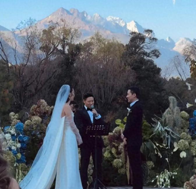 霍启仁婚礼现场曝光！霍震霆朱玲玲低调现身，新娘小腹隆起疑怀孕。🤫11月1