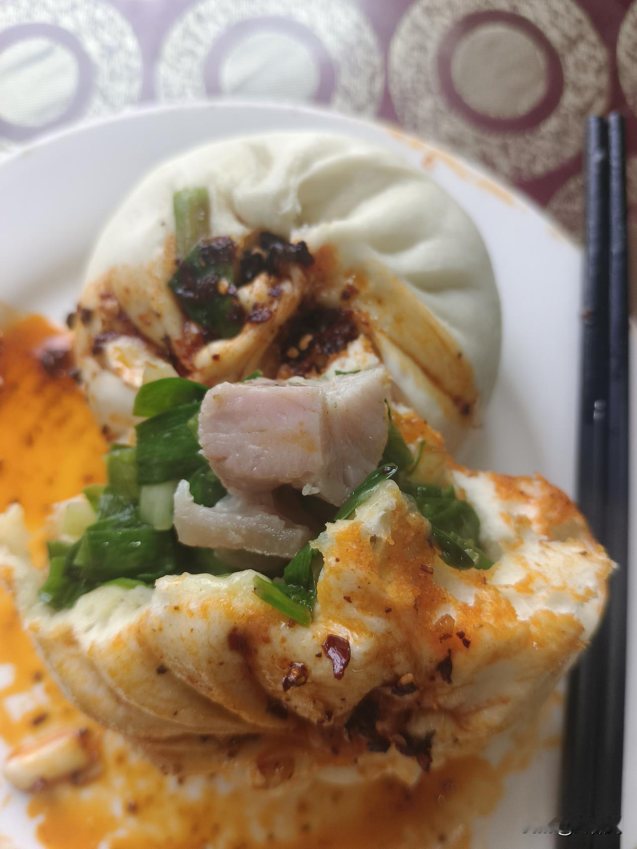 一颗印的陇西腊肉韭菜包子这道时令佳肴，仅能在短暂的冬季品尝到。此时节的韭菜最为