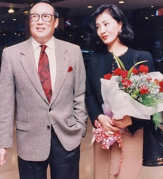 1995年，香港富豪赵世光甩出1000万，要妻子何莉莉签字离婚。何莉莉硬是没收，