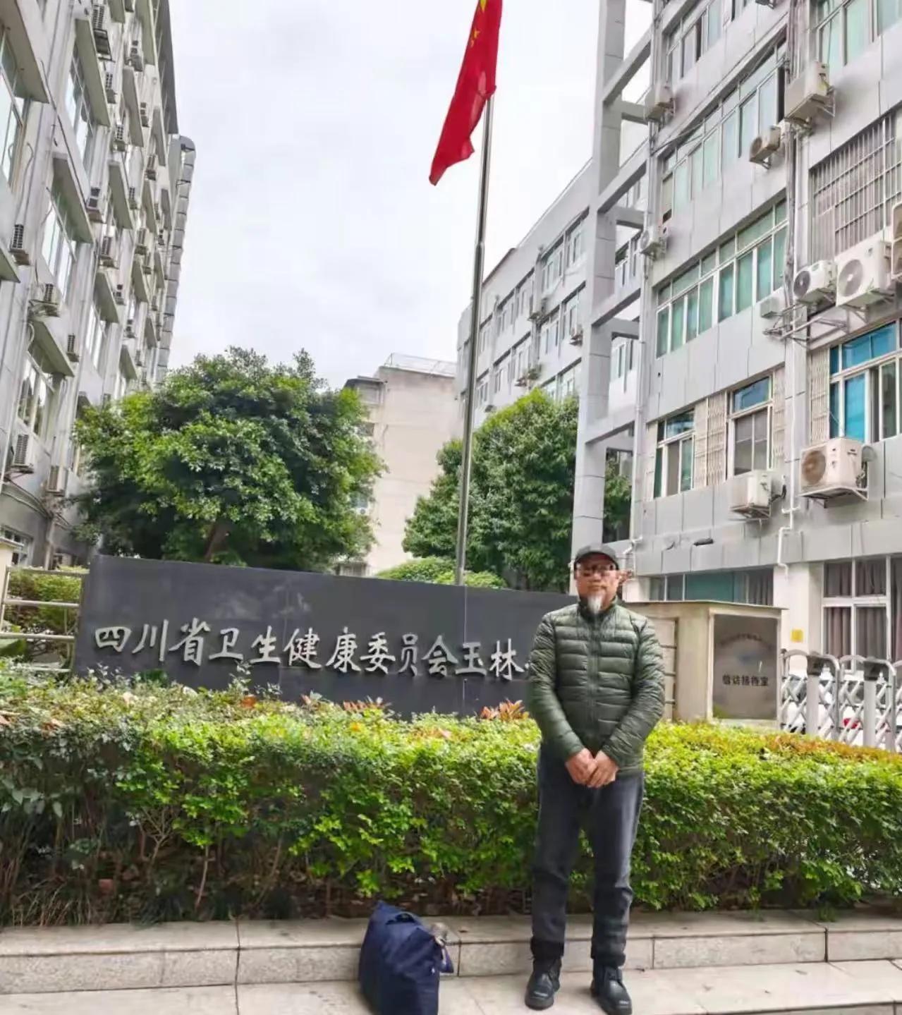 吵炸了，道士在道观里教针灸、弟子互相扎、没收费没挂牌、结果被徒弟举报、卫健局直接