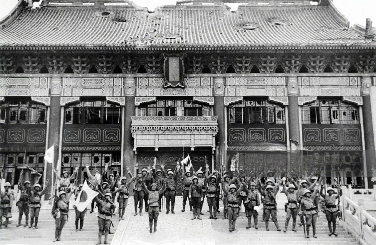 这是一张记录1937年淞沪会战之后日军占领上海市政府的历史照片：1937年