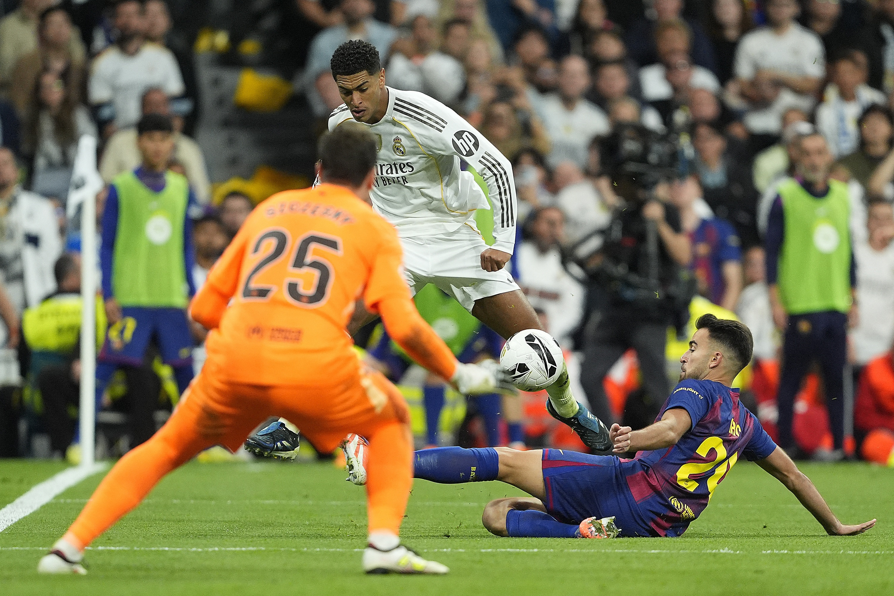 世体: 西甲规则只有巴萨球员手球才是点球, 皇马手球就是被动手球