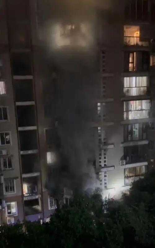 近日，福州市实华蓝湾雅境小区发生一起造成2人遇难的火灾事故，现场视频引发广泛关注