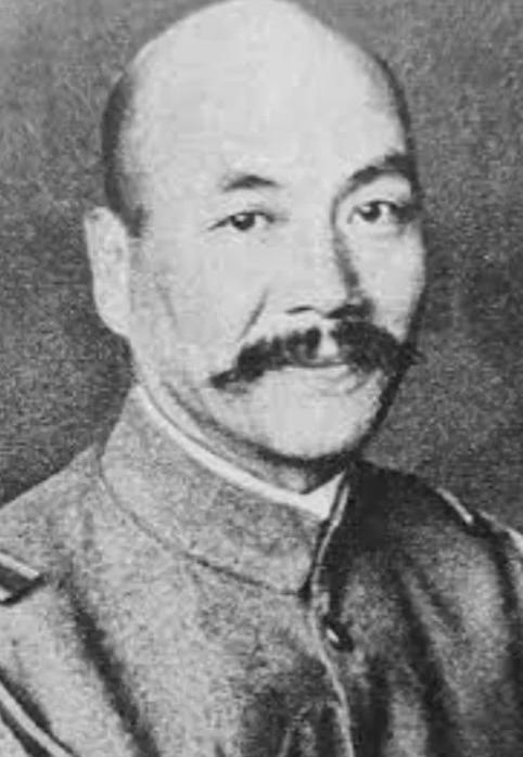 1942年，中国炮兵正在擦拭炮弹，见炮弹受潮，一个炮兵提议：“让我打一炮吧！”这