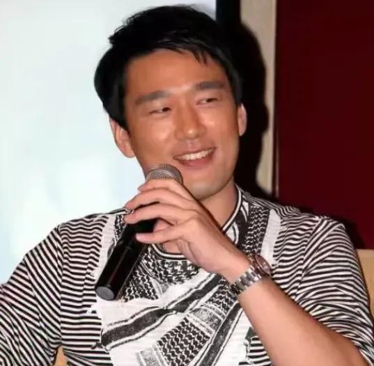 当年，王耀庆为了打游戏4个月不出门，买8台电脑，20个账号。可是房东女儿收租时，