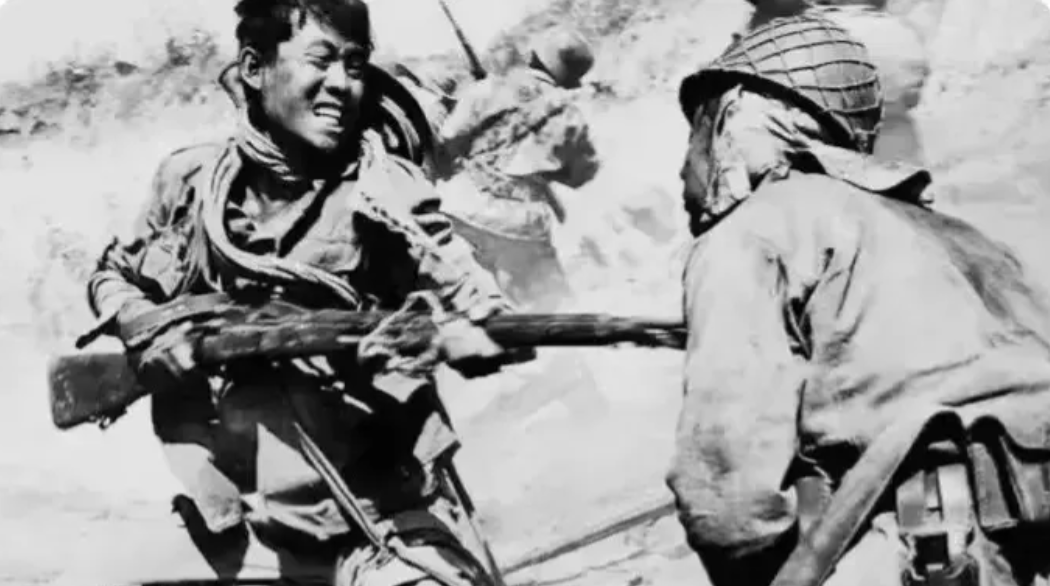 1941年，日本少将当众残忍杀害一名八路军干部，甚至将其肢解。一个伪军目睹这一幕