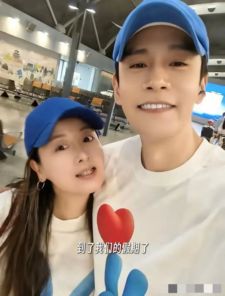小李琳一家四口新疆旅行，大女儿被经超取笑“嘴巴大”，像亲生父母一样不拘束……