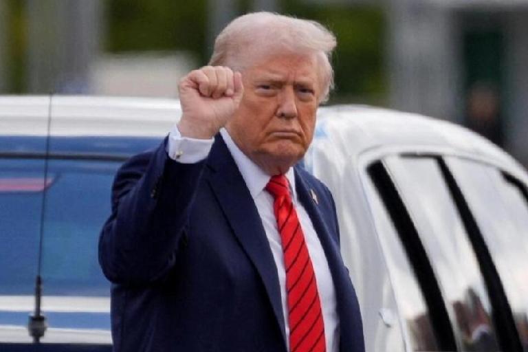 12月3日，彭博社报道:“特朗普周二签署法案，要求美国国务院定期审查对台交往指引