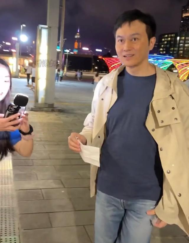 54岁张智霖带19岁儿子魔童去红馆看魔术，两人穿搭风格相仿，同框看着像一对兄弟，