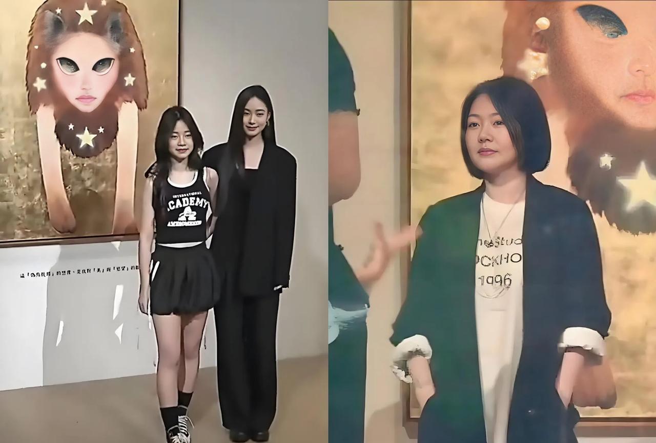 小S二女儿徐韶恩首开画展，小S和三女儿许曦恩现身画展。小S身穿黑色西装风衣，面容