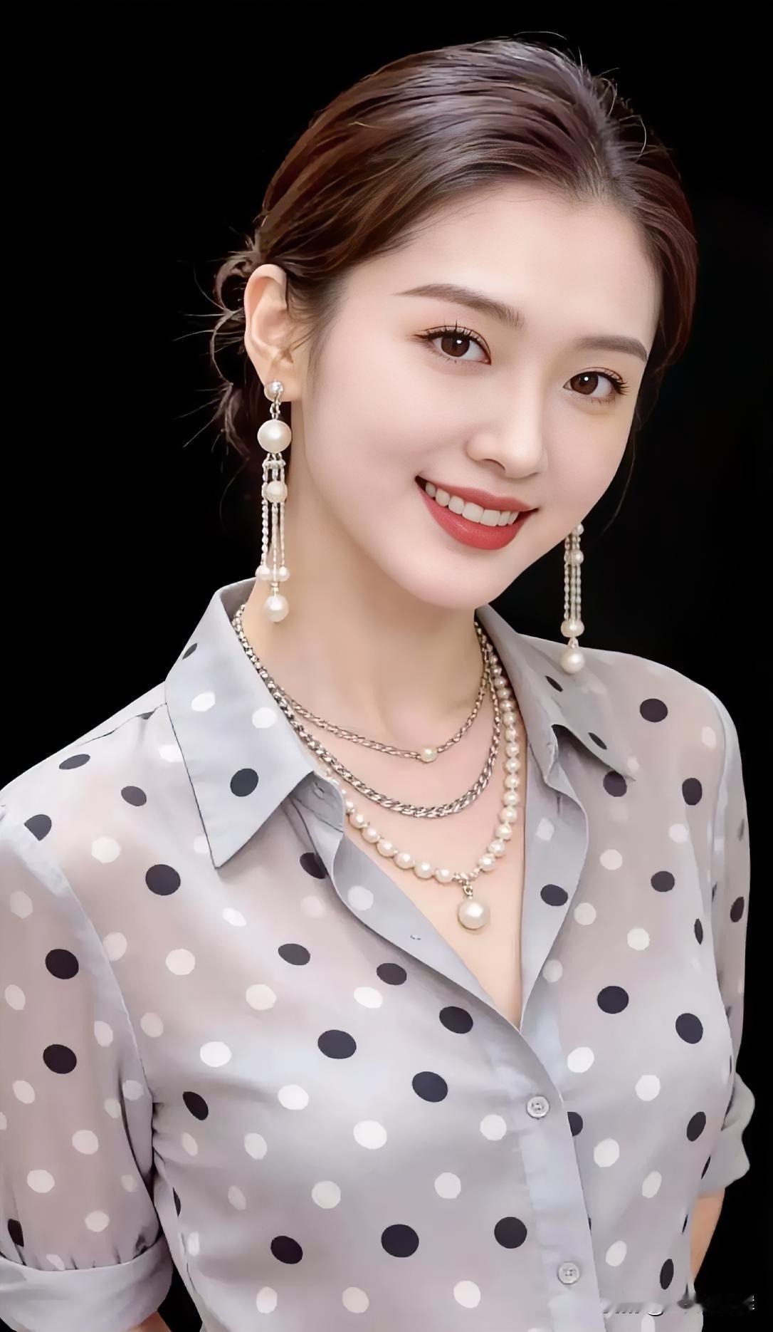 波点藏雅韵，珠光映颈间，笑靥温婉自生香。