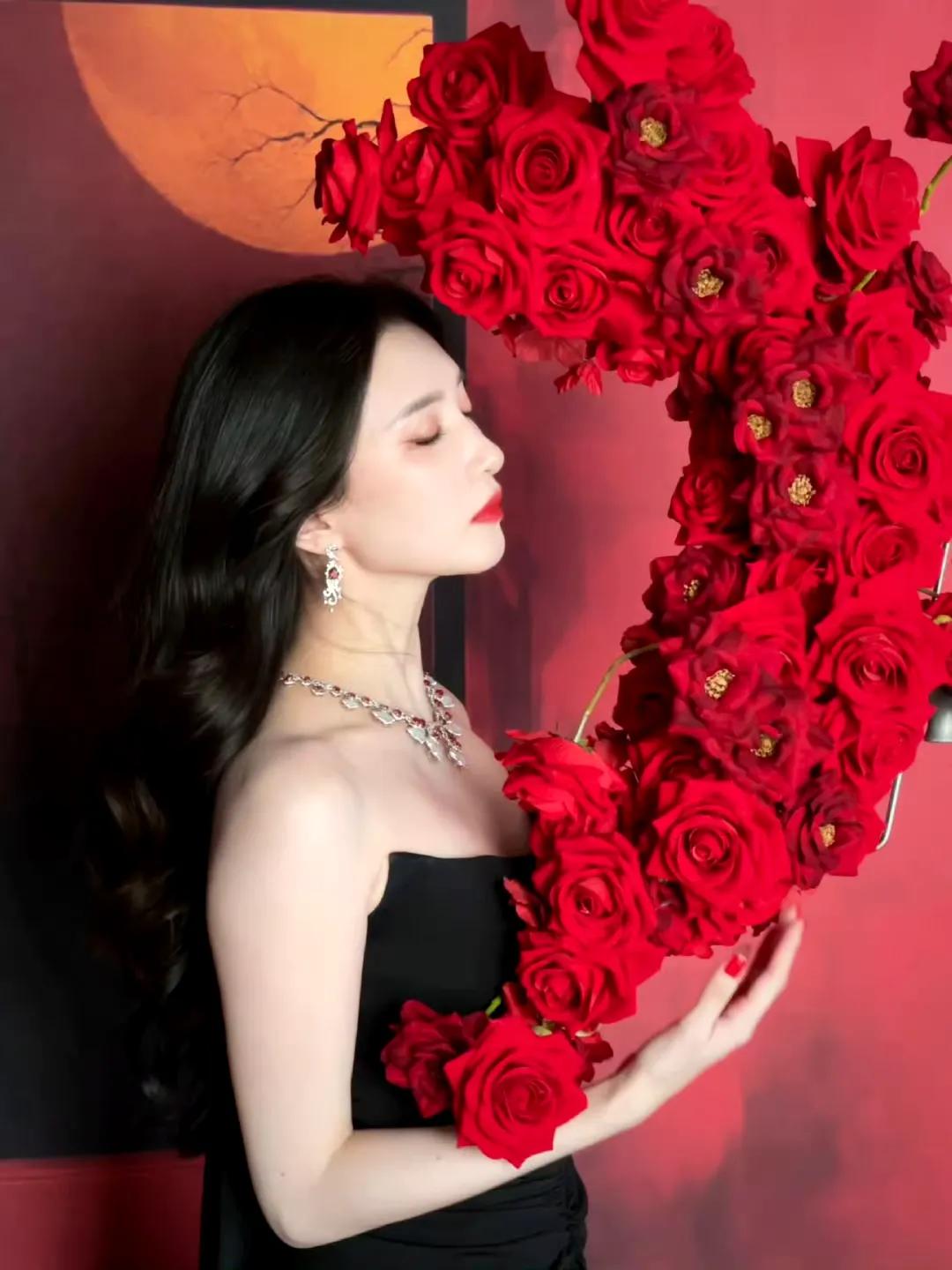 暗调背景里，红玫瑰是唯一的光😘江疏影娱乐