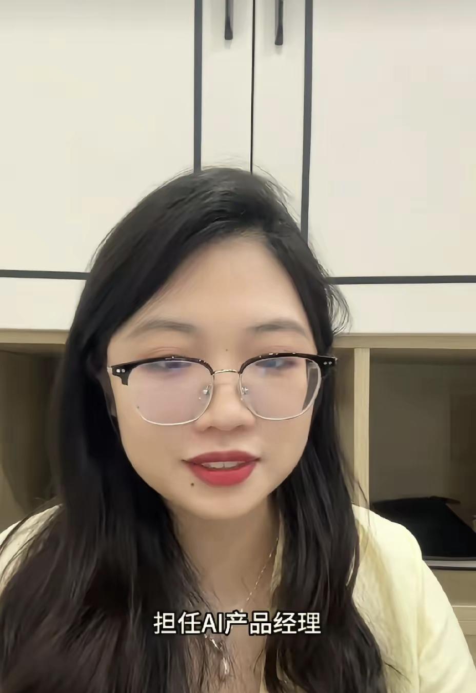 小周有点贪心，如今研究生毕业了，去工作了，可是留在广州工作，那样子周末可以继续跟