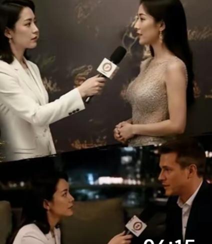 这画面好真实她穿的是同样一件白衣服，只是采访的对象不一样，一个是中国人，一个是