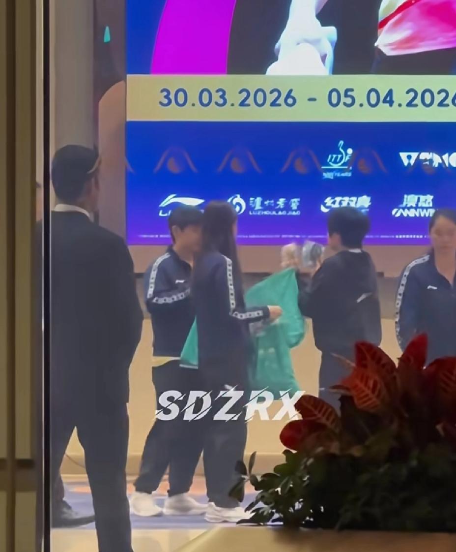 小蘑菇你干了所有人不敢干的事，特意拿出小狮子和小鲨鱼玩偶，让她莎莎姐姐看，