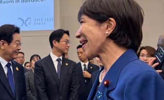 中方把日本首相四个字删了。9月30日，外交部记者会，很多人盯着发言人说了什么，真