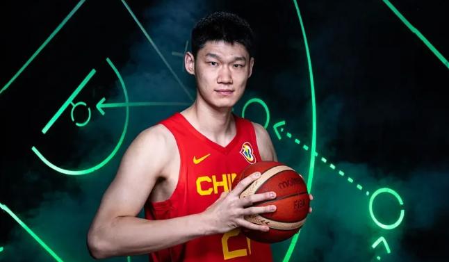 上海男篮措手不及！在拿到上个赛季冠军之后，上海男篮不仅没有止步不前，反而积极