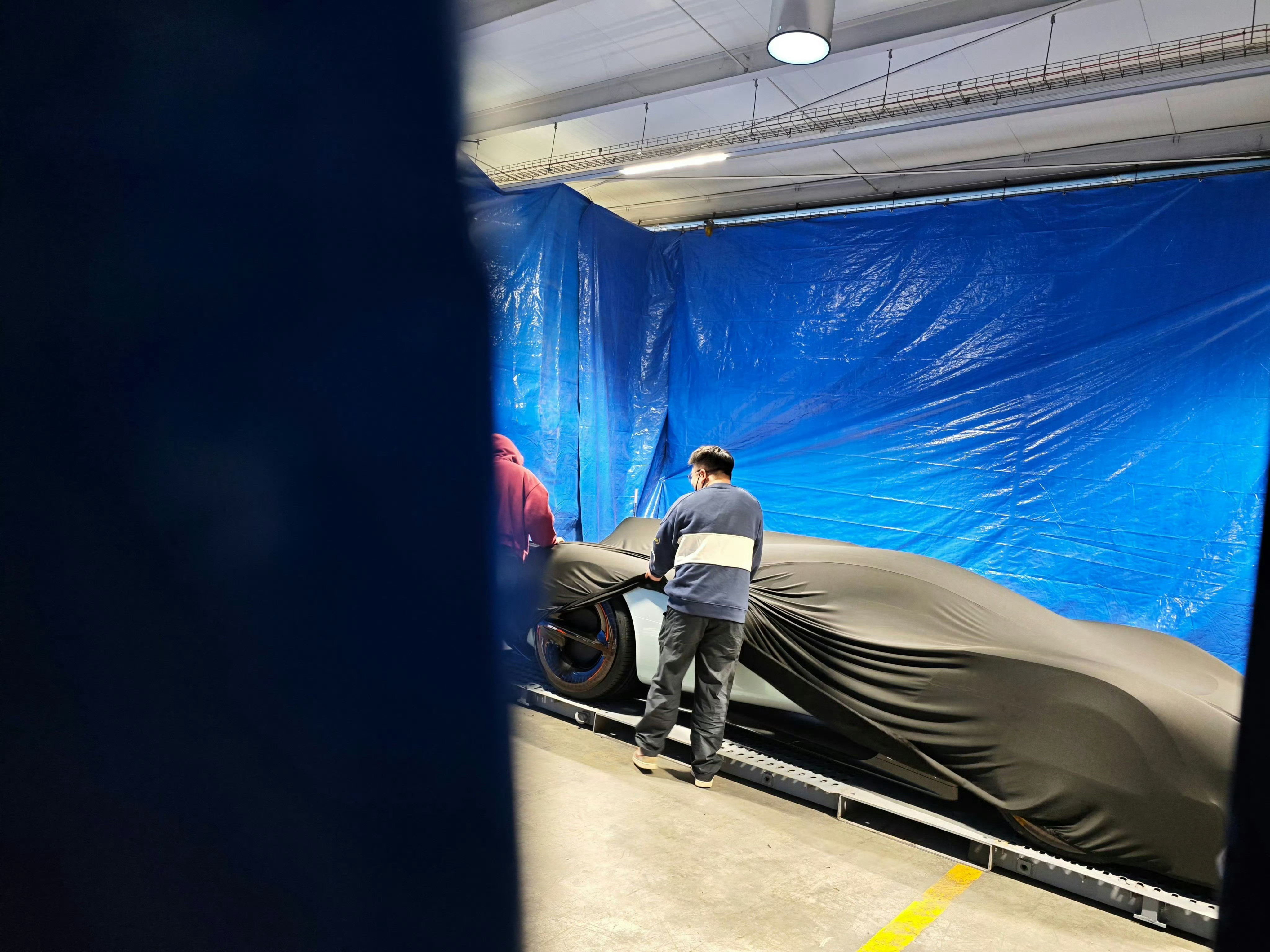 小米超跑有没有发现小米造车进步太快，超跑居然都有实车了，这要买了，在路上回头率