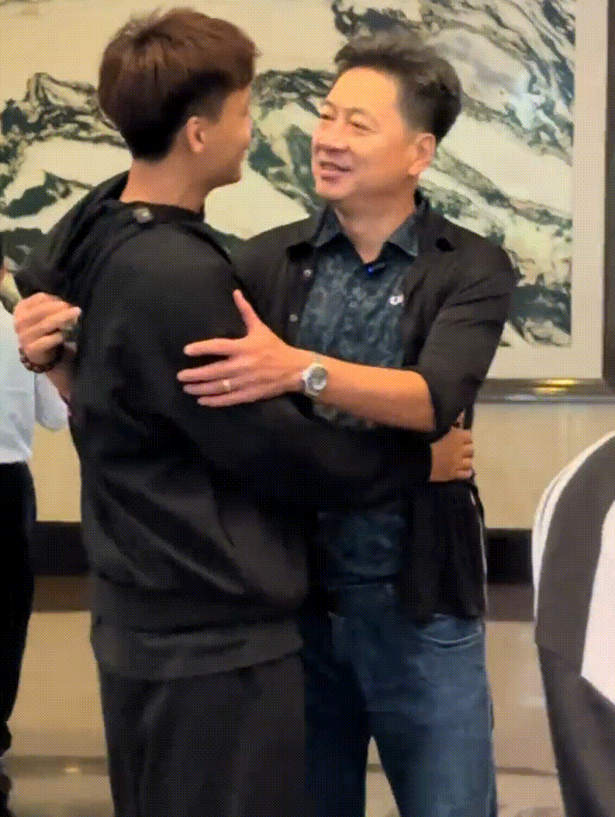 李春江指导对于赵睿是真的喜欢，抱着赵睿，有说有笑，满眼都是欣赏！不过也是，赵