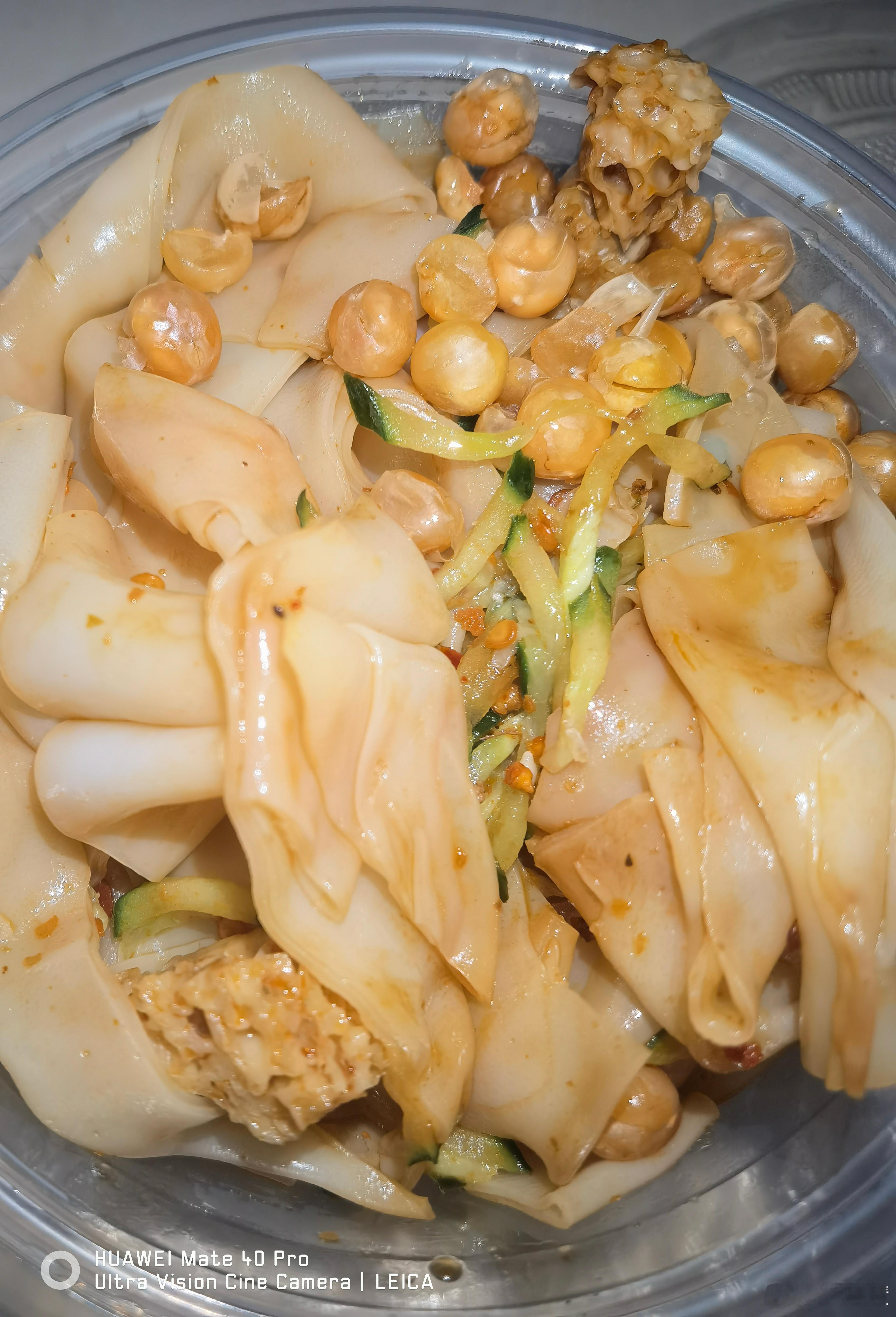 今晚夜宵安排：韭菜饼配凉皮[大笑]韭菜饼才2块钱一个，过去买的时候刚好新出炉一