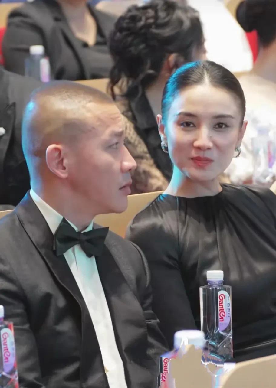 上海电视节上，聂远一直和宋佳同框，真的是靓哥倩女，聂远真的太有男人味了，剃了光头