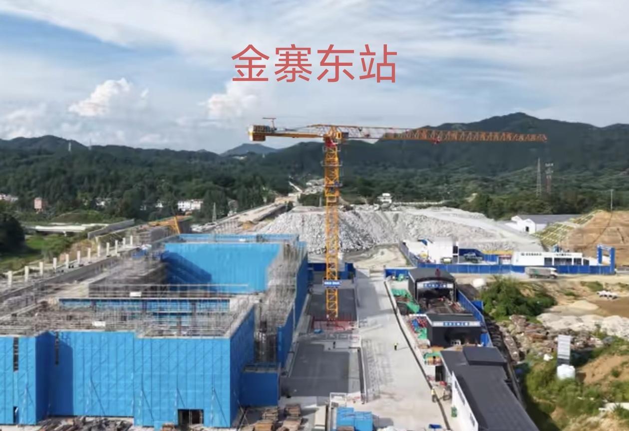 安徽面积第一大县金寨，常住人口不足49万，却将坐拥三座高铁站！现有金寨站（2台