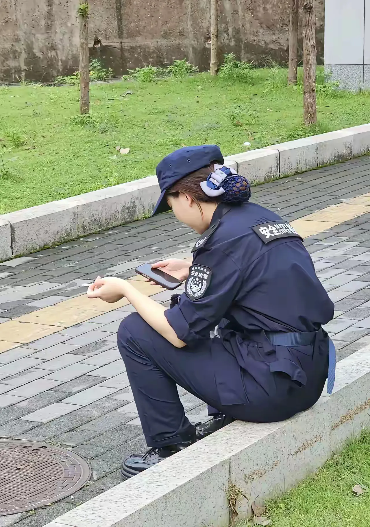 抽烟与纹身的女人一定是有故事的人，你觉得呢？