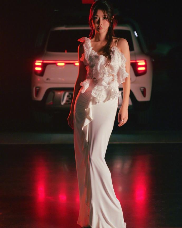 薛凯琪，一身白色长裙，魅力满满。