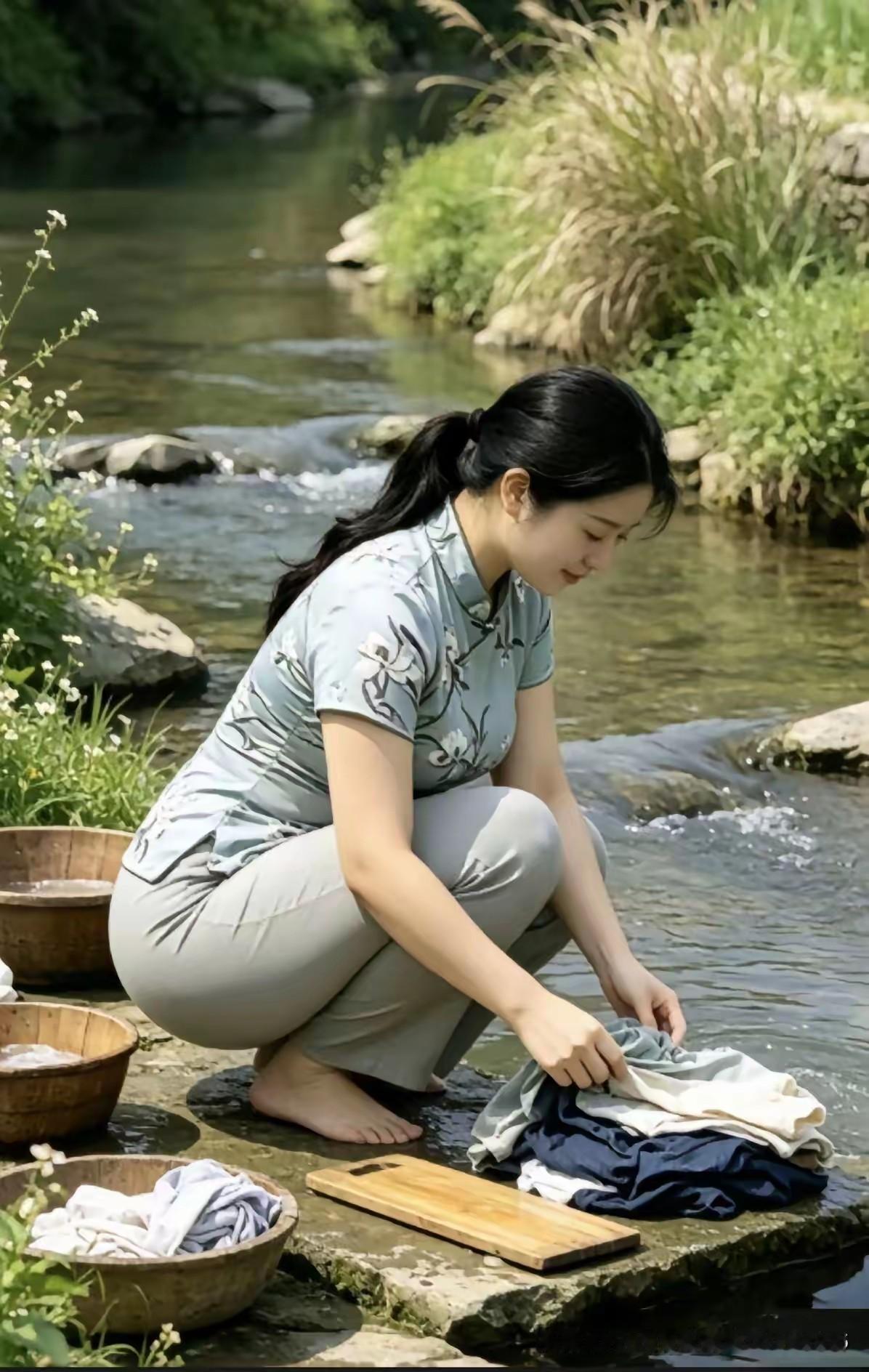 山间溪水潺潺，青石浸润着清凉，一袭素雅碎花衫，复刻了旧年月里温柔的烟火。