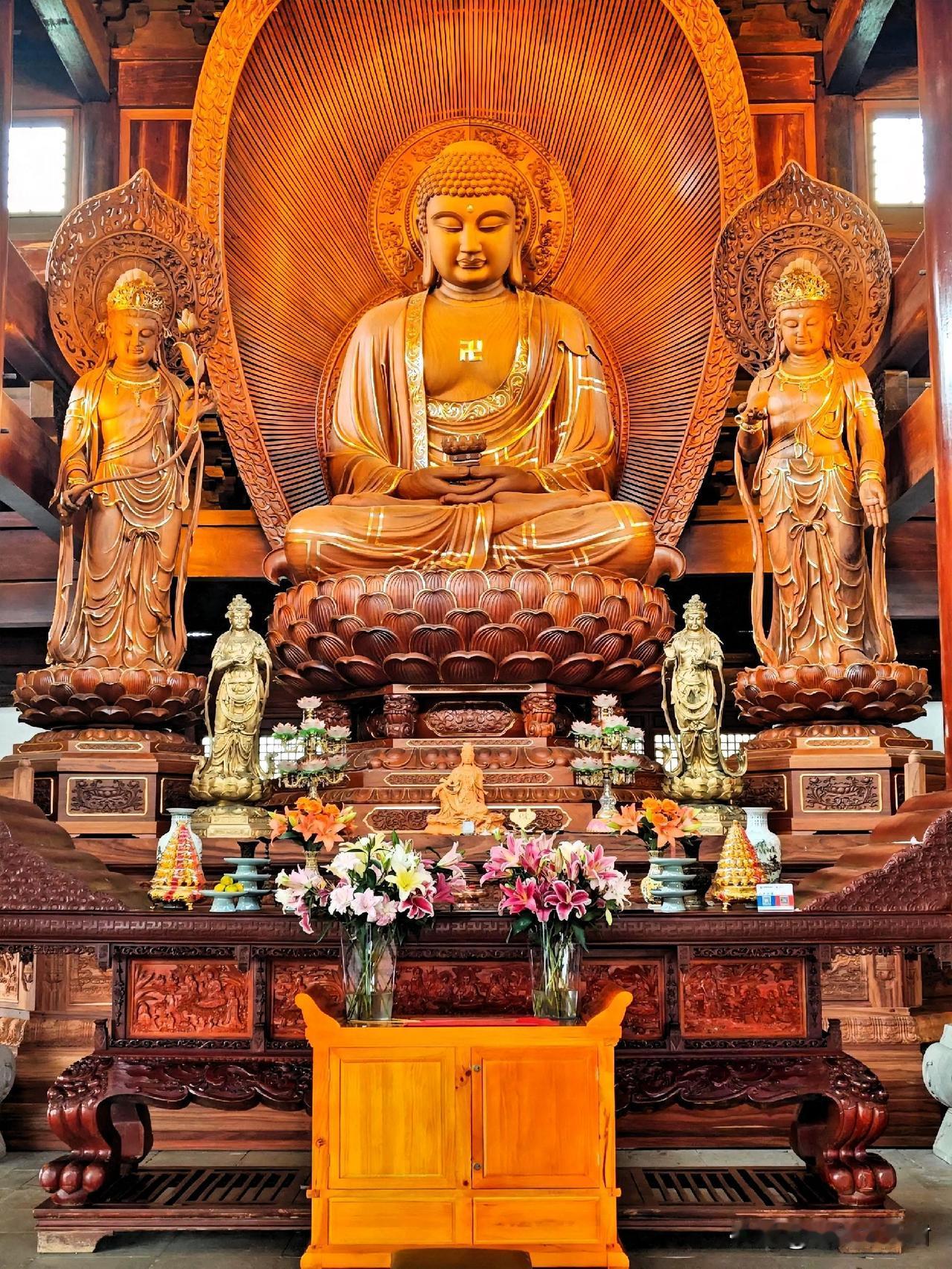 西方三圣：一念莲花开，清风渡尘来古刹的晨光里，三尊金身静立成一幅跨越千年的