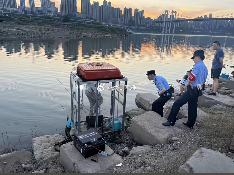 警察：啊？度假来了！