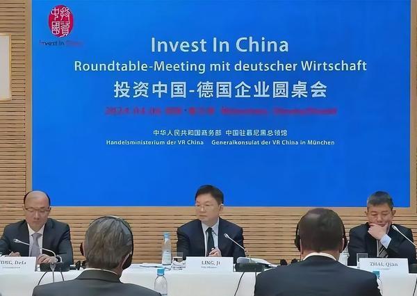 民调彻底翻车！特朗普民意根基崩塌，美国政坛迎来新旧大更迭2026年美国中期