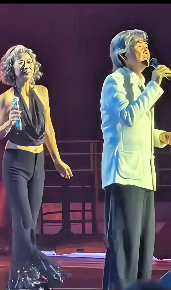 5亿豪宅，30年婚姻，却分房睡，还搞AA制。演唱会上，65岁的叶倩文从背后