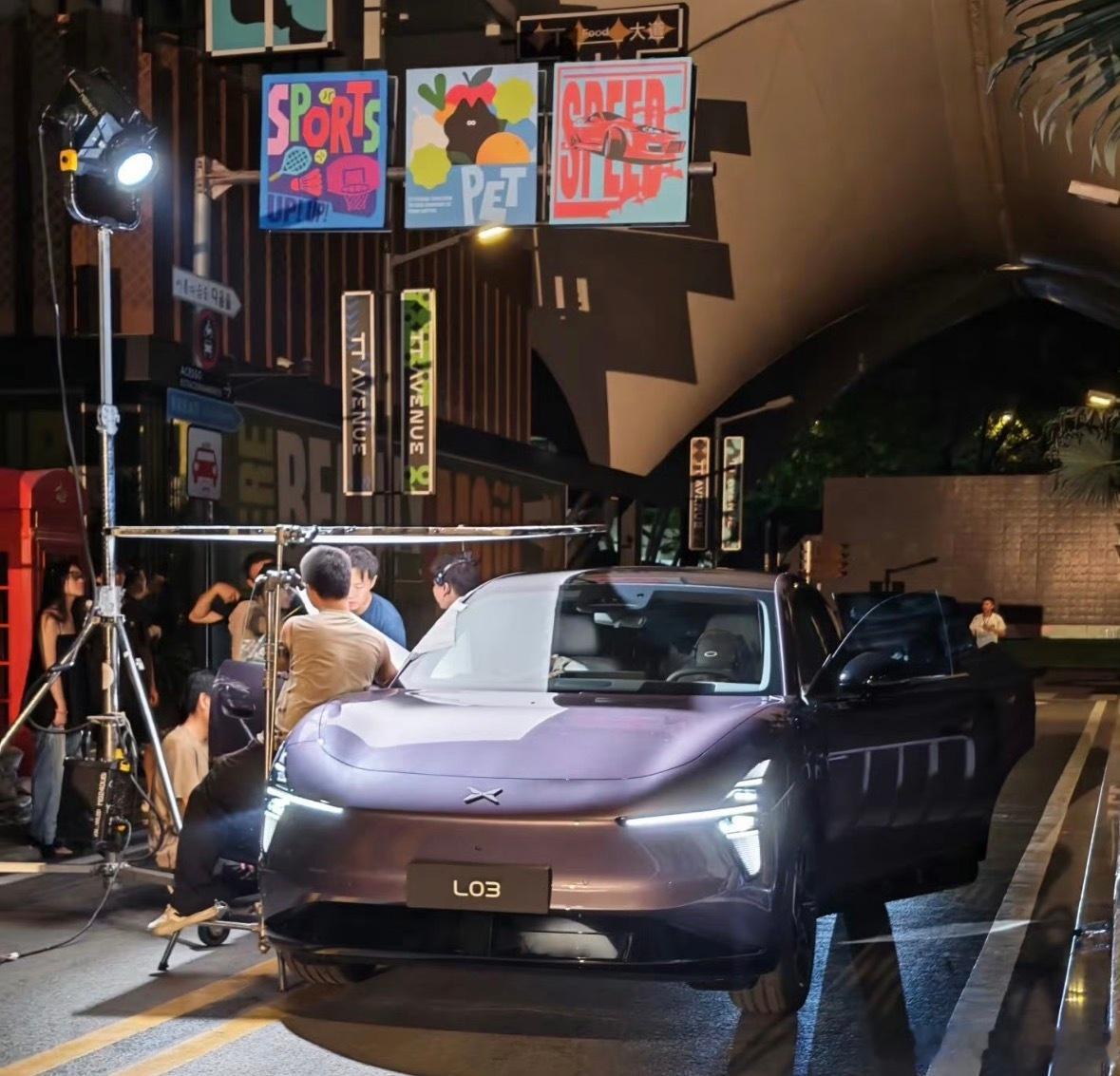 小鹏MonaL03的路透图打法还挺有意思的，这次大量的路透图都是在潮酷感的摄影