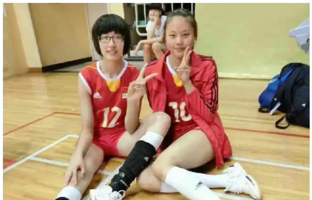 一张封神老照片！国青时期龚翔宇王媛媛同框，身后小球童竟是李盈莹。无意中翻到