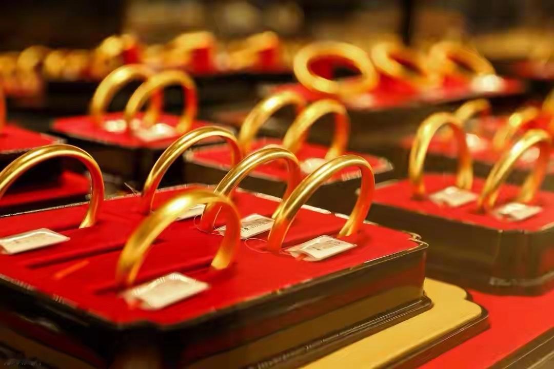 金价高位震荡，2026年是涨是跌？关键看这三点！2026年初，金价走势备受关