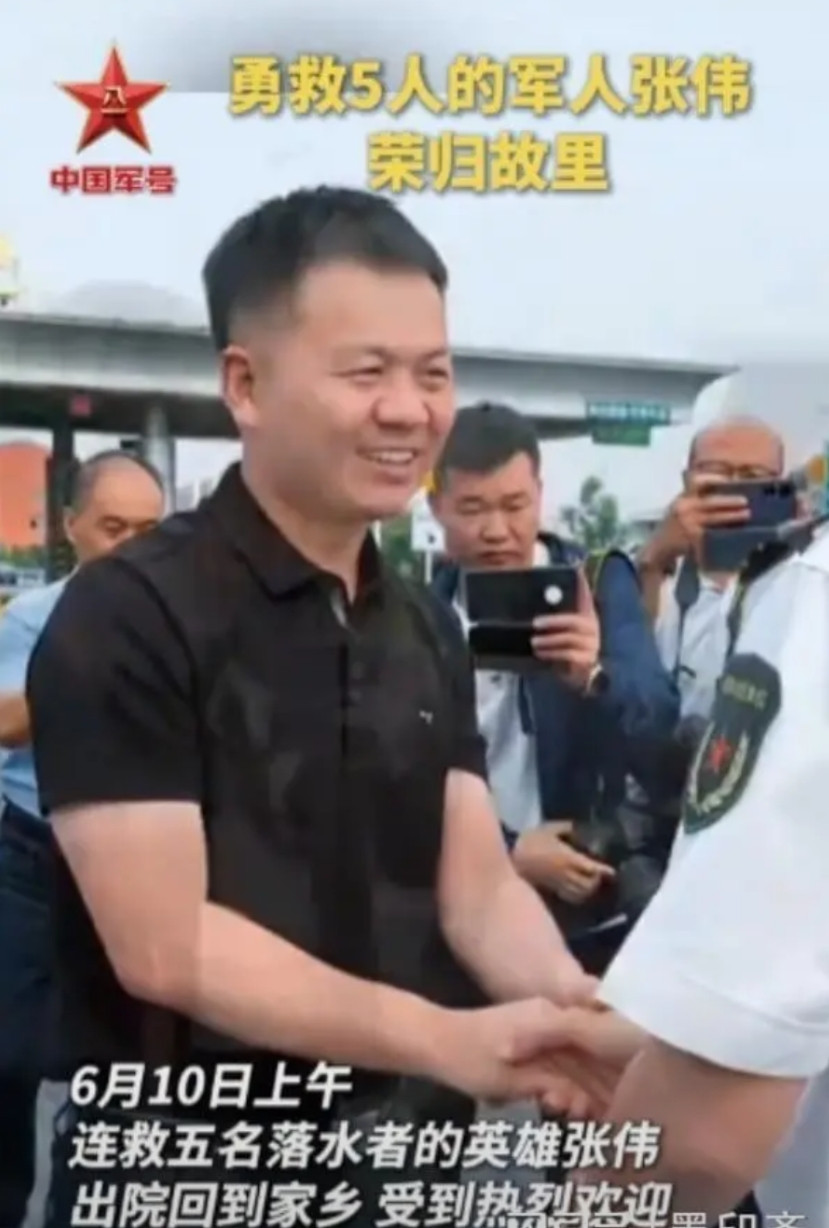 有人说救人英雄张伟在部队晋升的的太慢了，以他的经历现在不应该只是个少校。张伟