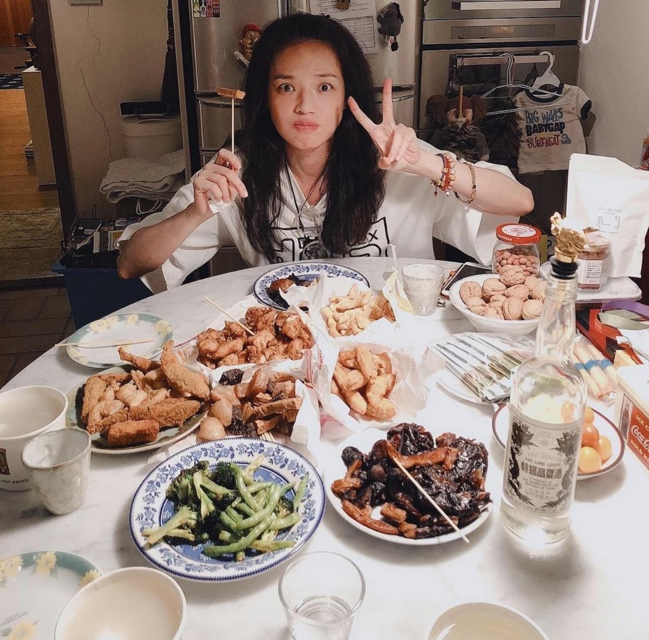 舒淇真是吃不胖体质，可以对自己喜爱的美食，不分早中晚，大口大口的吃，好羡慕像她这