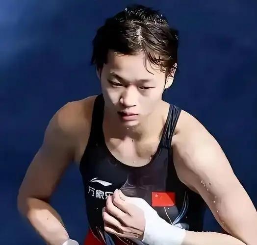 全红婵着实让人惋惜。 陈芋汐和卢为捧走了亚运会女子双人10米台的金牌。两人都