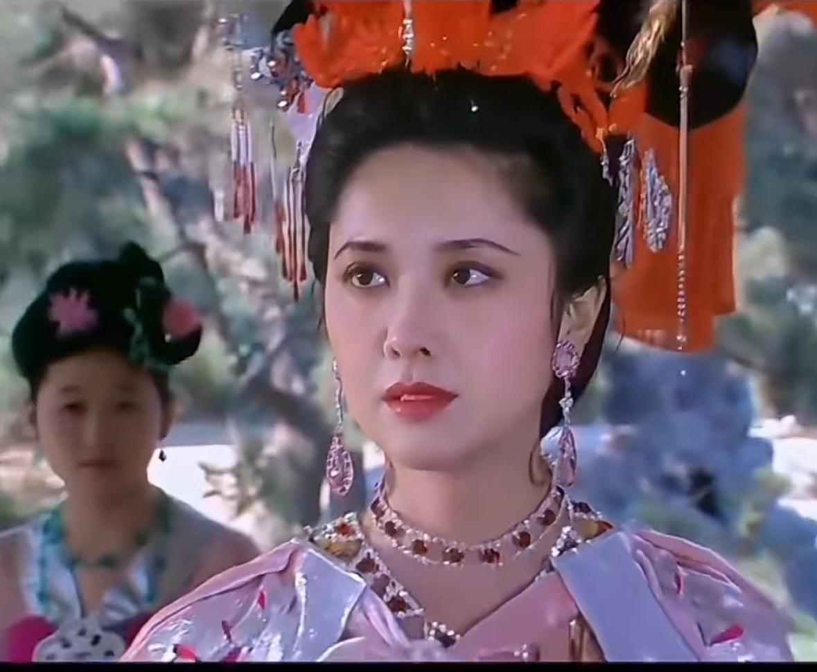 女儿国国王朱琳和清纯美人龚雪，她们的演技扎实精湛，能成功塑造出深入人心的经典角色