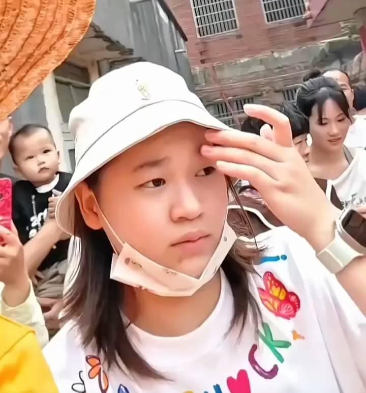 3月1日全红蝉回到了广东湛江麻章镇迈合村，看老家春节舞狮等年例表演，场面十分热闹