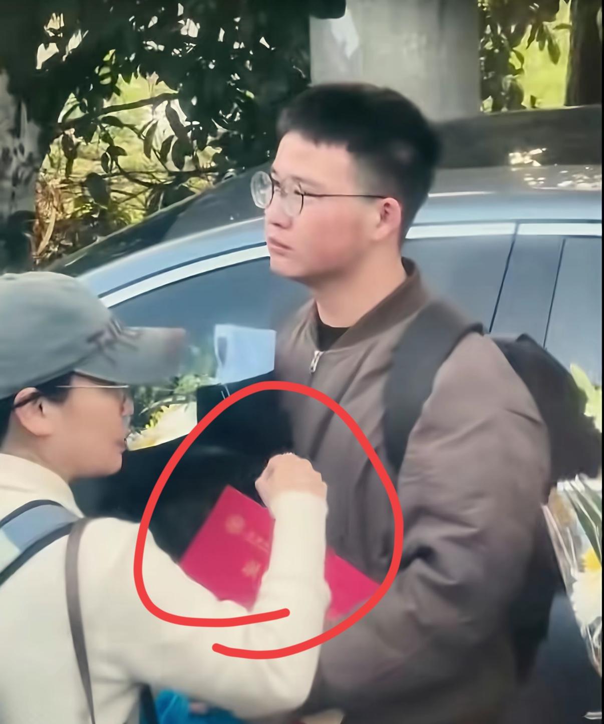 你敢信吗？苏州街头一个不起眼的小伙子，竟让我瞬间懂了张雪峰的良苦用心！