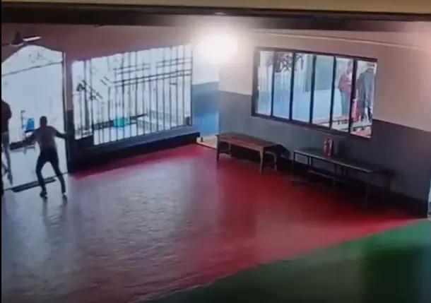 熊孩子们快期末考试了吧，接下来希望大家坚强一些，好好活着。印度一个35岁工程