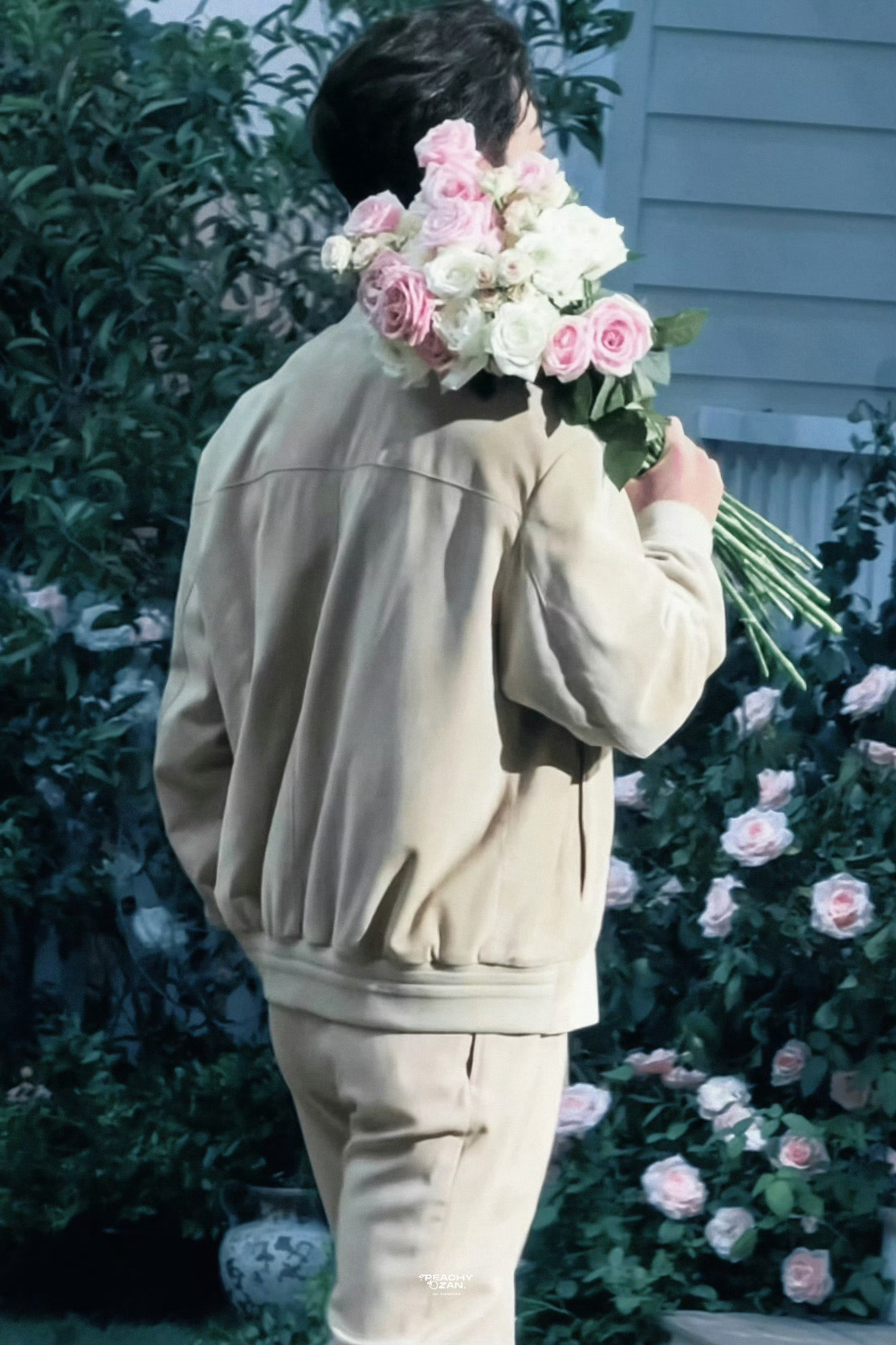 肖战表情包我想我的脊柱是有些弯曲的，以至于在初见你的那一刻，心就倾向了你。肖战