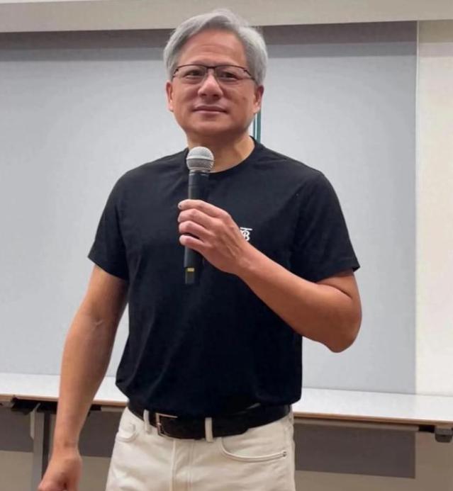 难怪有人常说，华人要是和白人结婚，到了第三代基本就看不见华人的样子了。英伟达的老