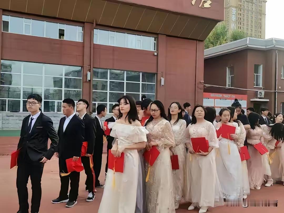 成都实外新都五龙山学校。学校为高三学生举办成人礼。校长说，你们是成人了不是成婚