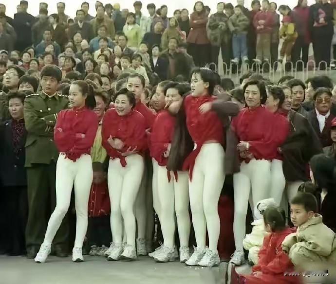 这种脚蹬裤90年代销量肯定破亿条！现在却没人穿了