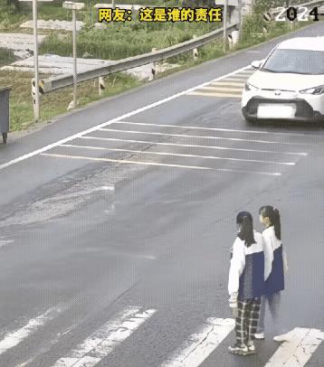 谁之过？谁之责？！在一个普通的路口，上演了一幕令人深思的交通事故。一位遵