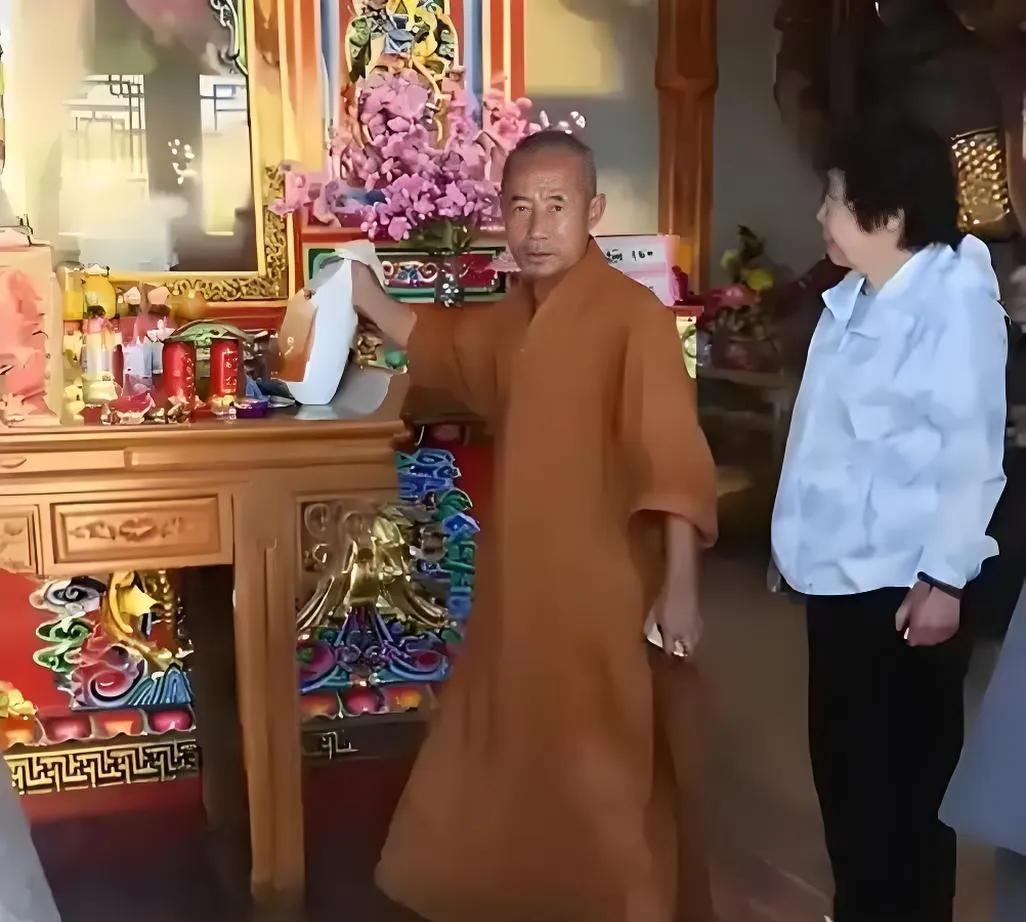 这个和尚就是工资太高，飘了！事情发生在6月22日，五台山中台演教寺内，